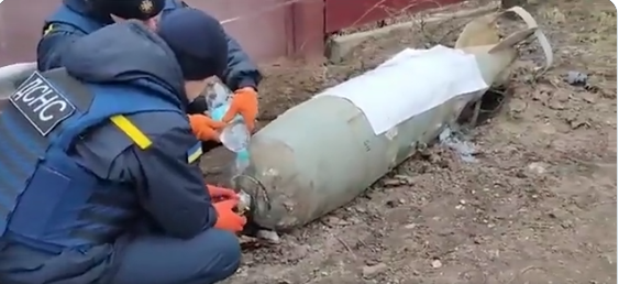 Imagini cu geniștii ucraineni care dezamorsează o bombă neexplodată cu ajutorul unui bidon cu apă