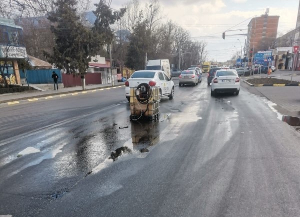 Amendă de 100.000 lei pentru benzinăria care a vândut motorina în rezervorul de 1.000 de litri care s-a răsturnat apoi pe şosea