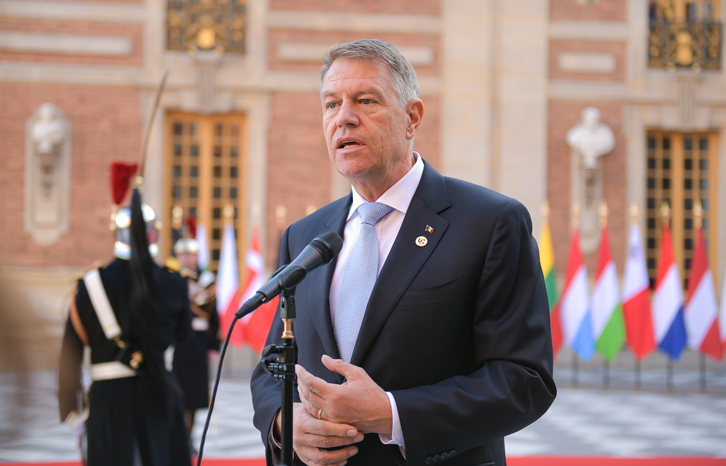 Iohannis, despre cozile la benzinării: Câtă vreme e război, ne putem aștepta la încercări de influențare a economiilor prin fake news