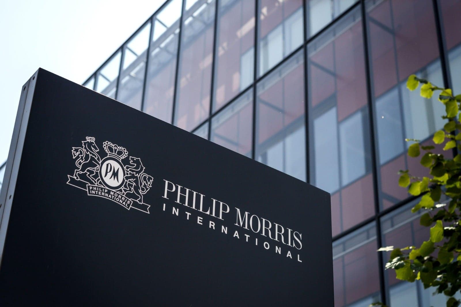 Philip Morris International suspendă investițiile și activează planul de reducere a producției în Federația Rusă
