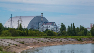 Reactoarele 3 și 4 de la Cernobîl, cu reactorul 4 acoperit.