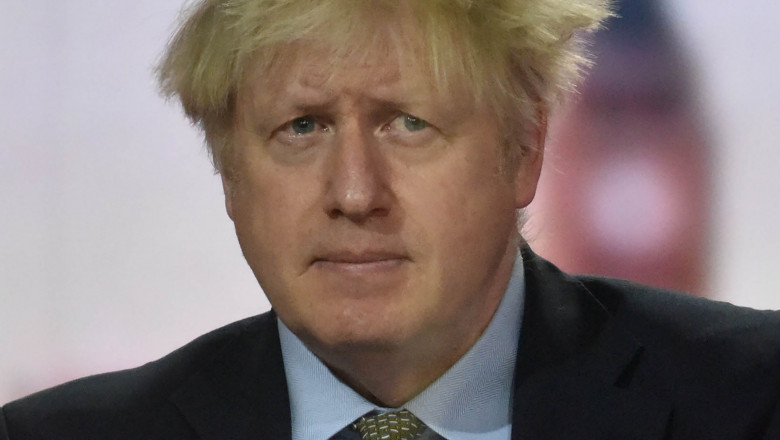 Boris Johnson privește în depărtare.
