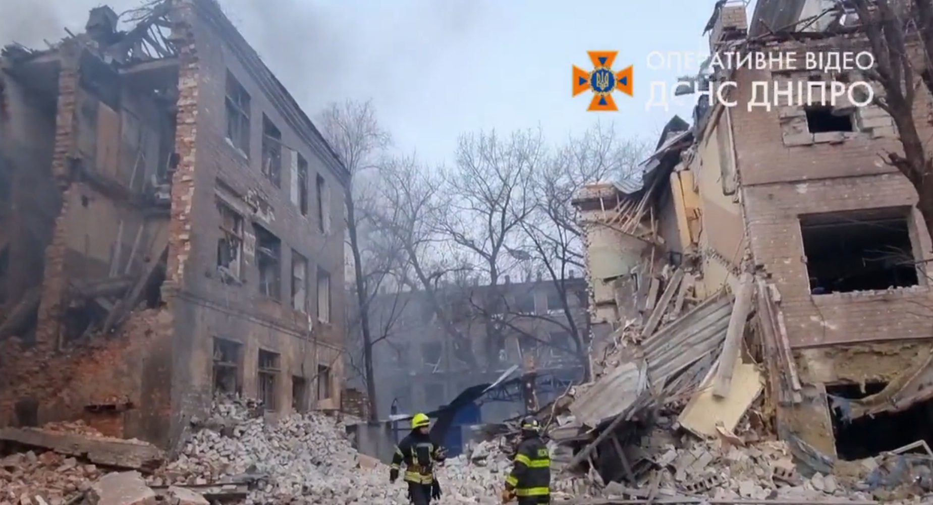 Clădiri transformate în moloz, flăcări uriașe și mașini distruse. Imagini din orașele bombardate vineri dimineață în Ucraina