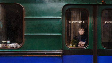 un copil se uita pe geam intr-un tren din kiev