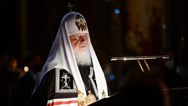 patriarhul kirila al rusiei la pupitru, cu haine preotesti