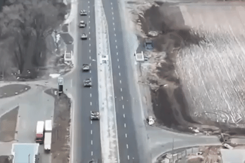 Imagini dramatice cu blindate distruse şi militari mitraliaţi în timp ce încearcă să scape dintr-o ambuscadă