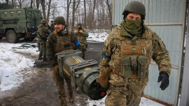 militari ucraineni cara o racheta antitanc