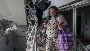 Mariana Vishegirskaya insarcinata fuge ăpe scarile maternitatii mariupol bombardata