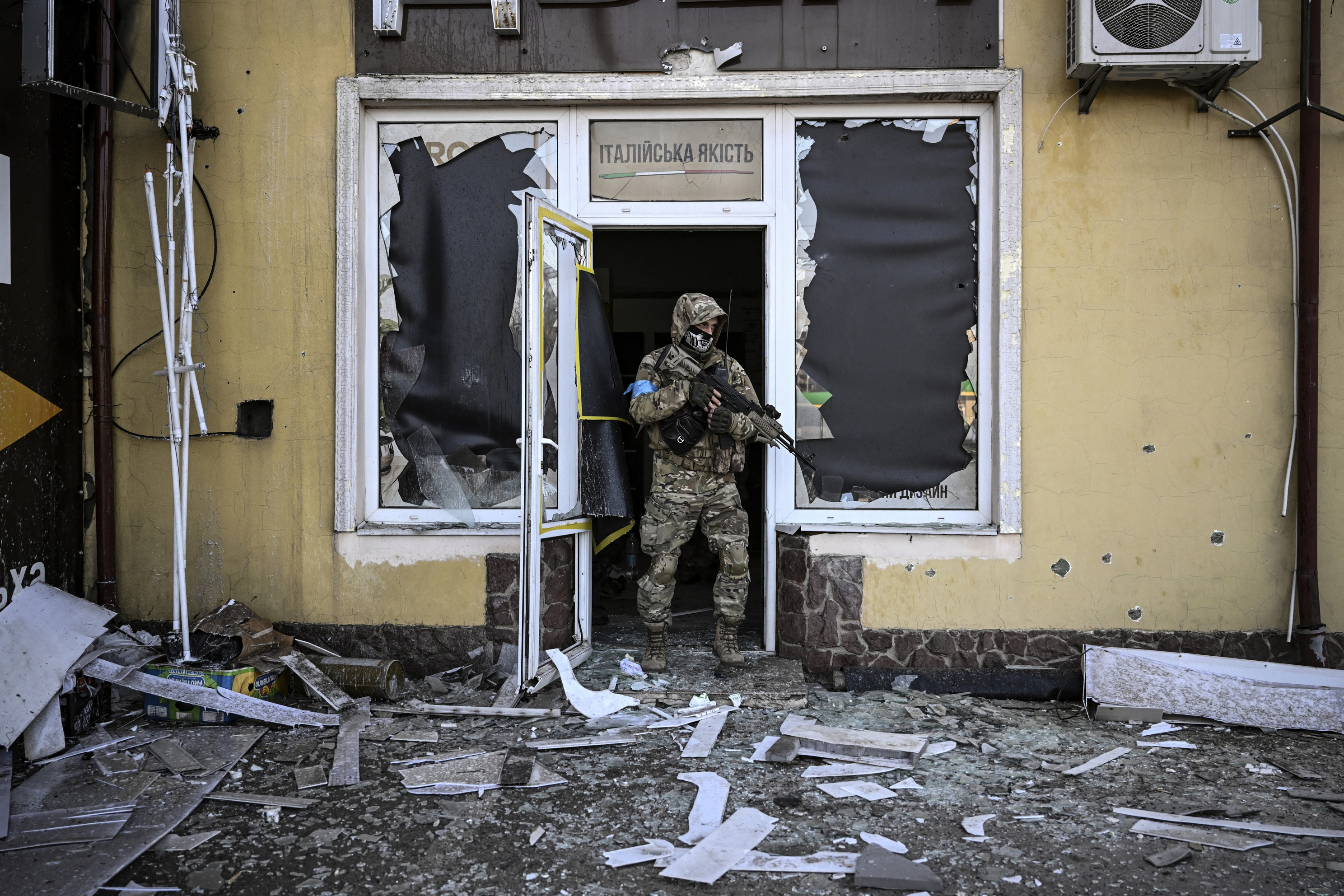 Bombardamente intense în Ucraina, în timp ce rușii câștigă teren la Mariupol. Scholz și Macron îi cer lui Putin un armistițiu imediat