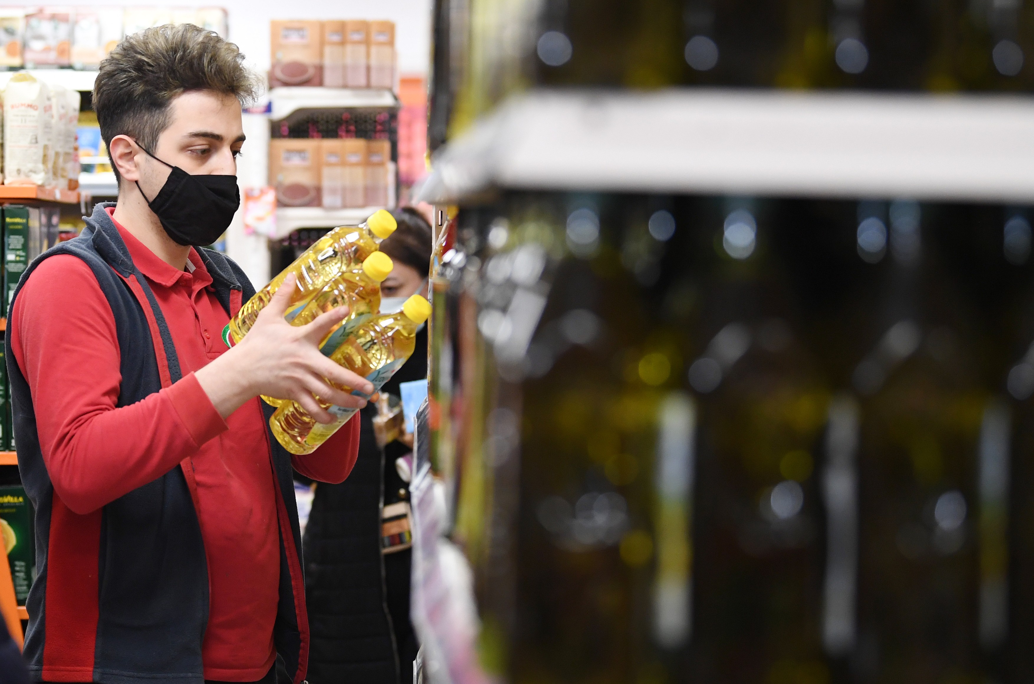 Ministrul Agriculturii, despre isteria din magazine: Avem stocuri suficiente de ulei, nu depindem de importuri