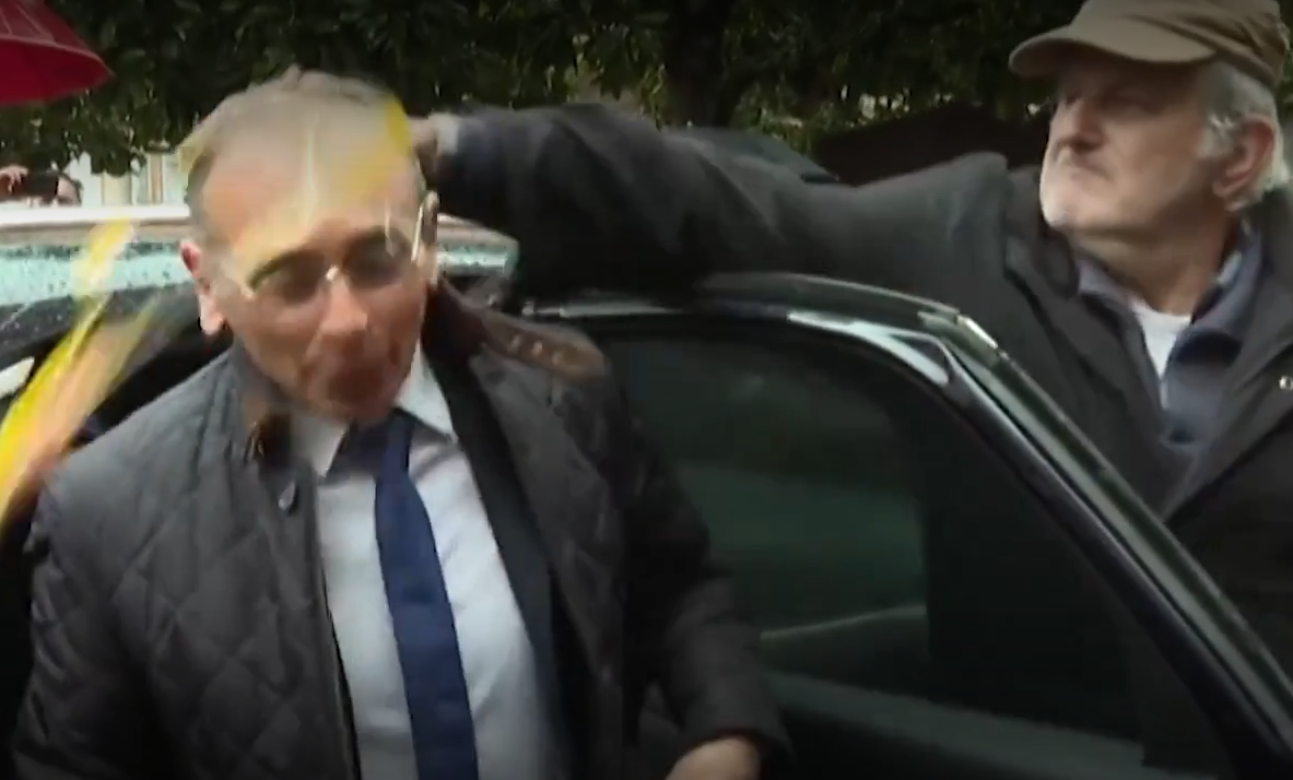 Un bărbat i-a spart un ou în cap lui Eric Zemmour, candidat de extremă dreapta la președinția Franței