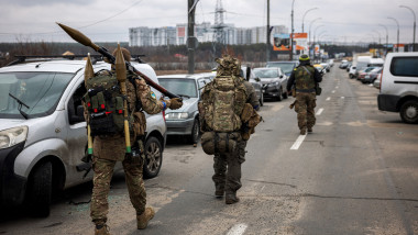 Militari ucraineni merg pe străzile din Irpin