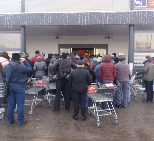Cozi și încăierări în magazinele din Bulgaria pentru promoțiile la ulei. Un bărbat a murit
