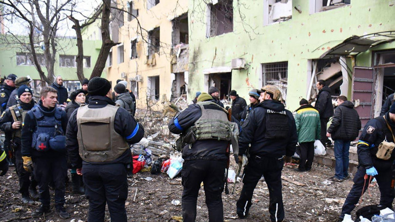 Oameni în Mariupol, după bombardamentele Rusiei