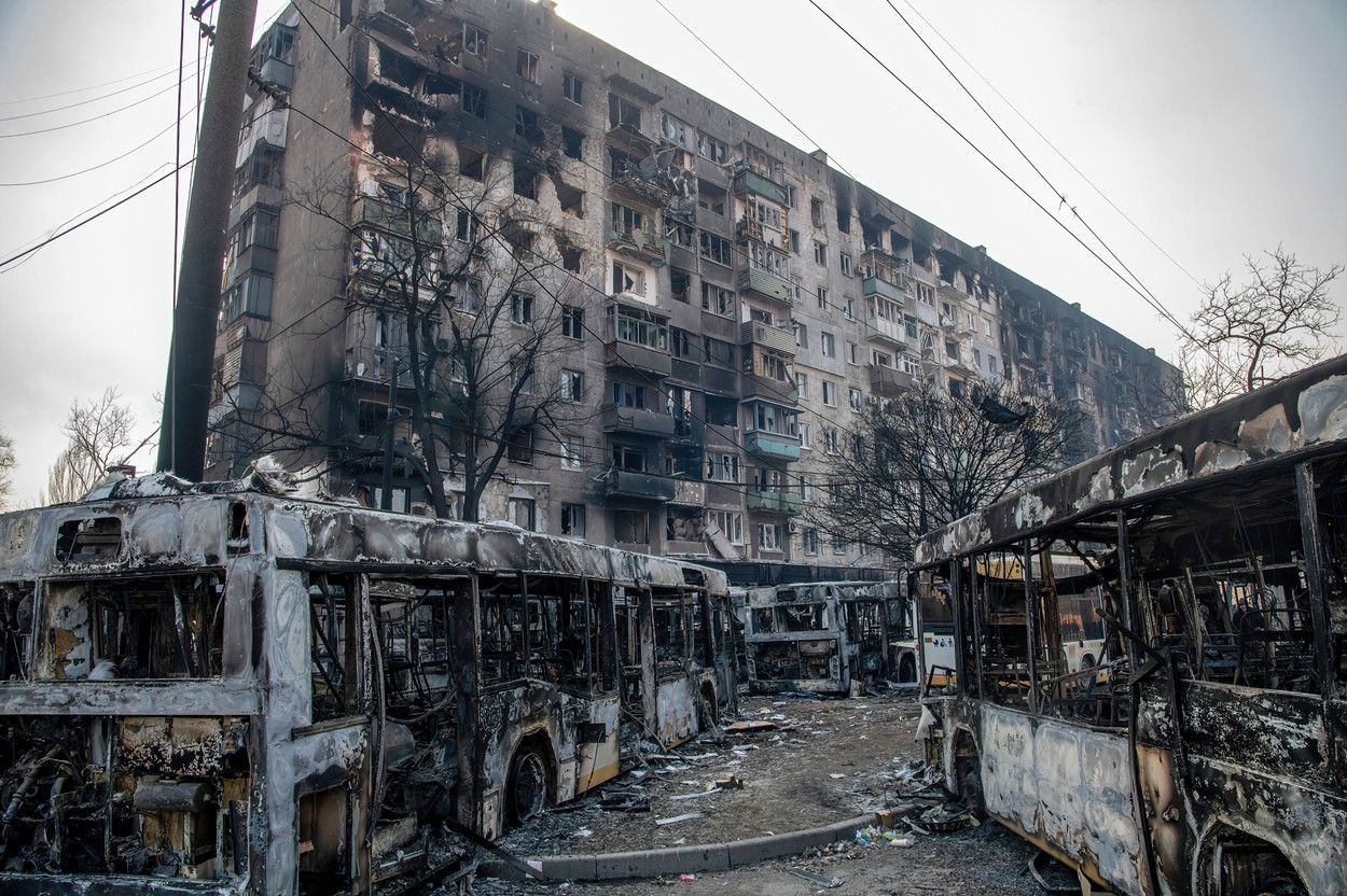 "Fiul meu de 5 ani ascunde pâine prin casă, de teamă că nu va avea ce mânca". Povestea unei femei care a reușit să fugă din Mariupol