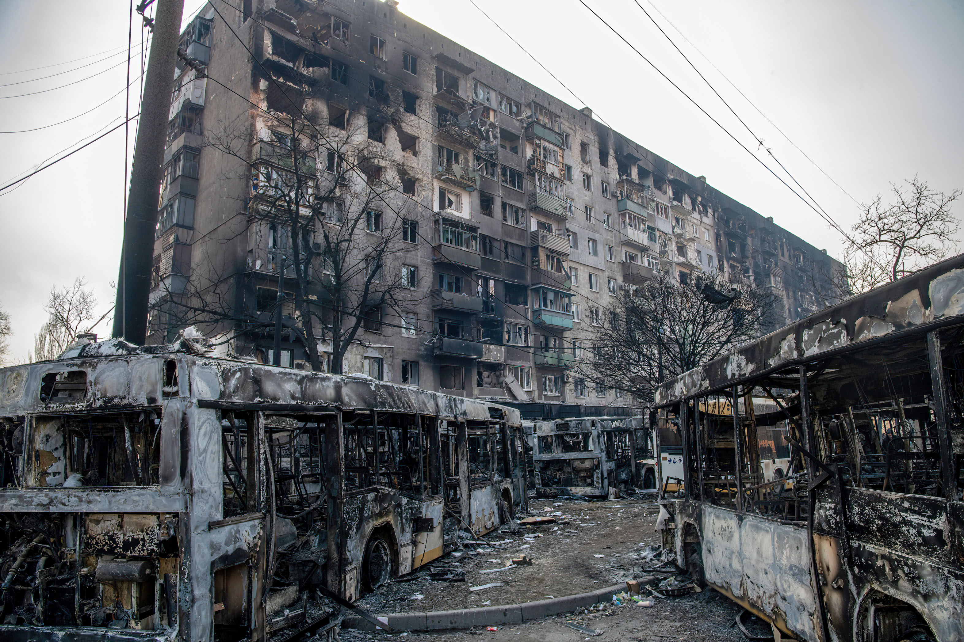 "Am dormit în subsol, pe podea, câteva zile. Când am ieșit, casele erau în flăcări". Mărturia cutremurătoare a unui copil din Mariupol