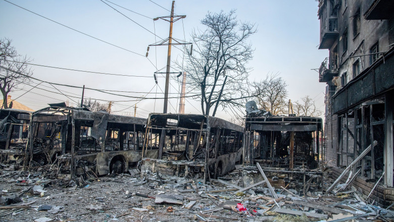 Noi imagini arată amploarea dezastrului din orașul Mariupol, complet încercuit de trupele rusești