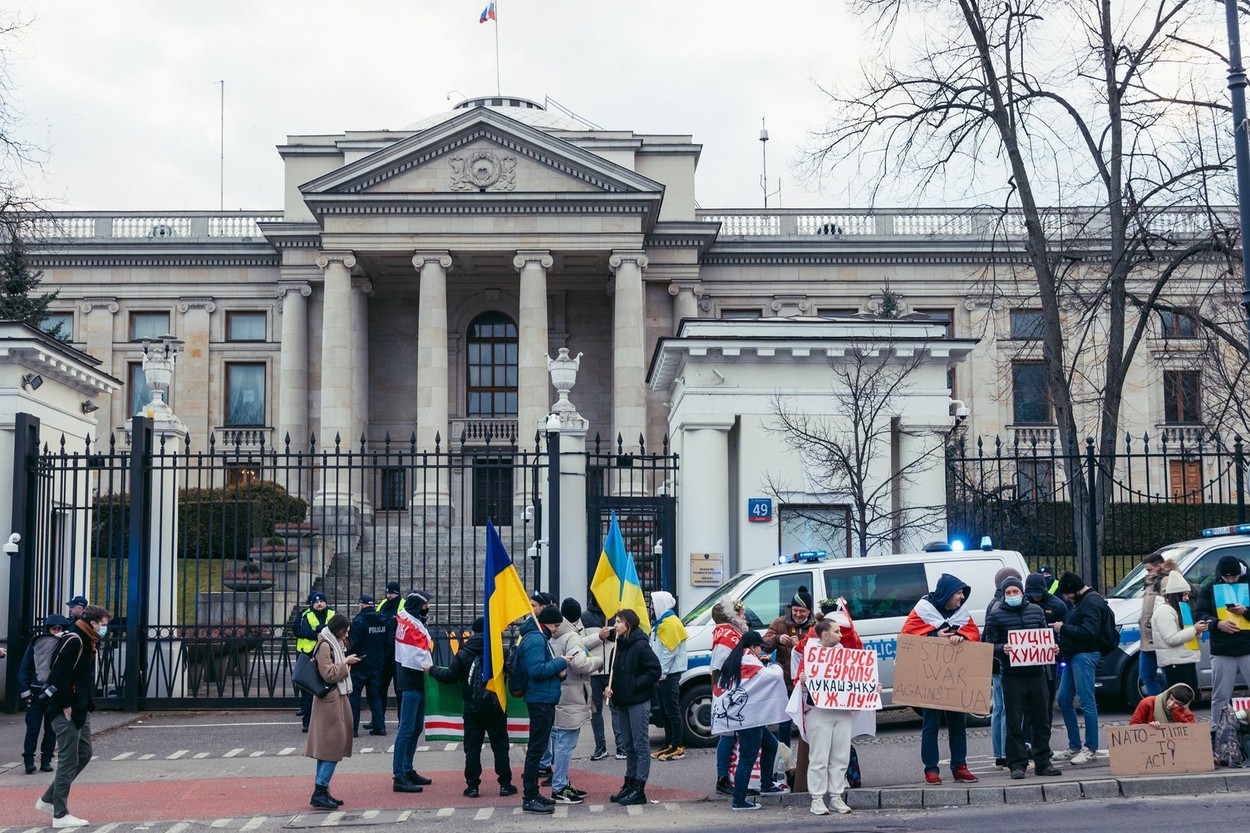 Polonia a blocat conturile ambasadei Rusiei la Varșovia, pe care o acuză că finanțează „activități teroriste”