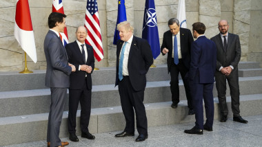 liderii g7 stau de vorba inainte de fotografia de grup