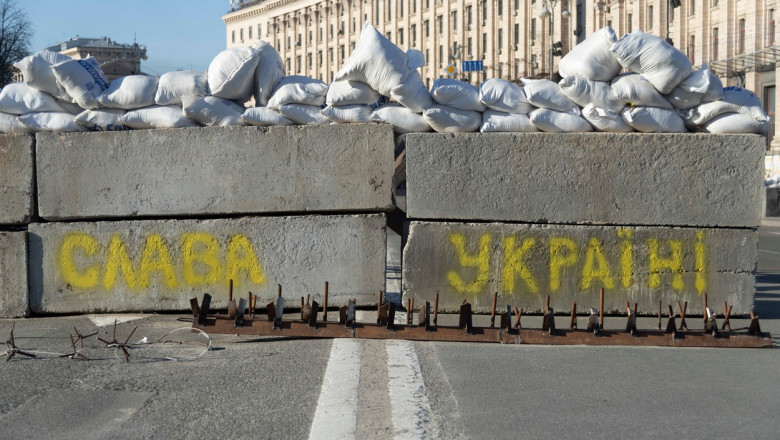 baricada cu betoane si saci de nisip ridicata in piata independentei din kiev