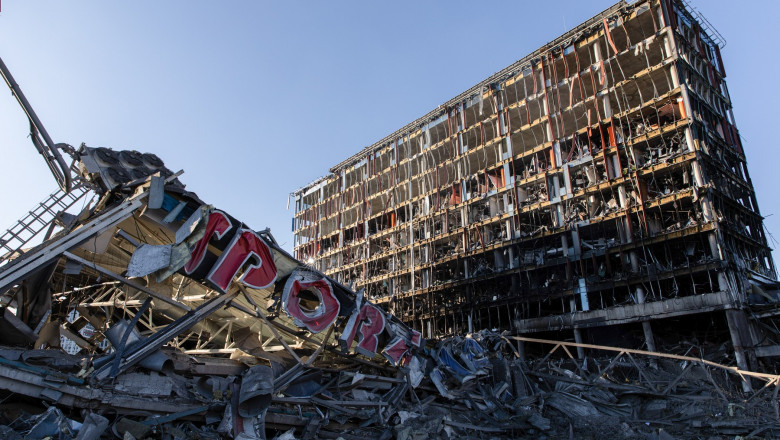 Clădire distrusă în bombardamentele rusești asupra Ucrainei