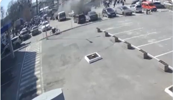 Momentul în care o rachetă lovește în mulțimea de oameni care stau la coadă să primească ajutoare în Harkov