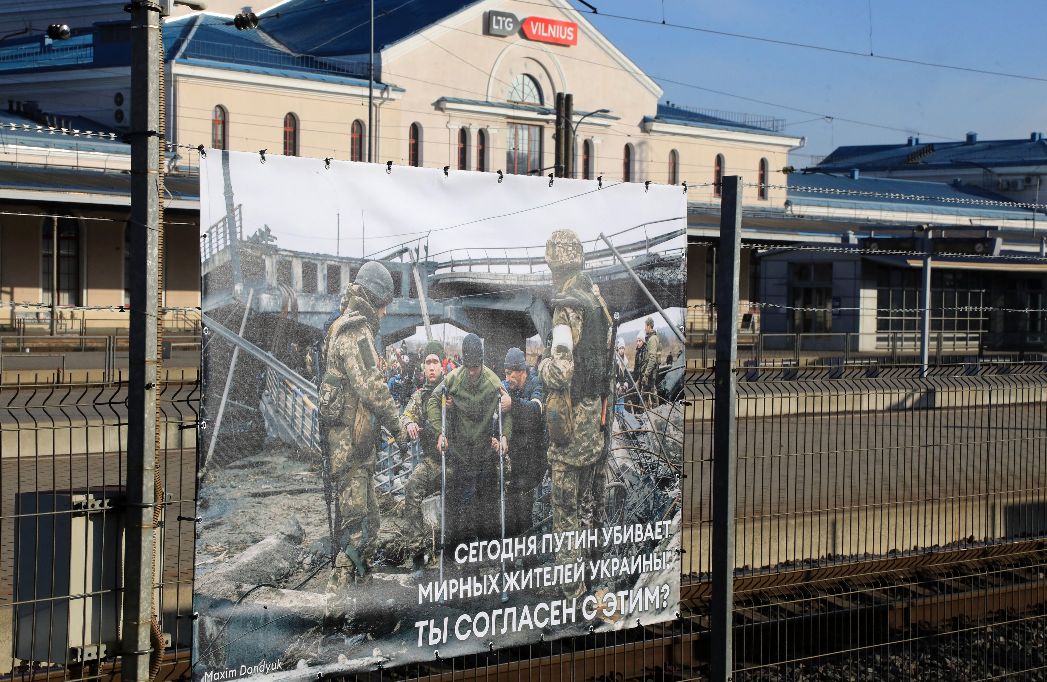 Ruşii care traversează Lituania spre Kaliningrad, întâmpinați în gara din Vilnius cu fotografii uriașe cu războiul din Ucraina