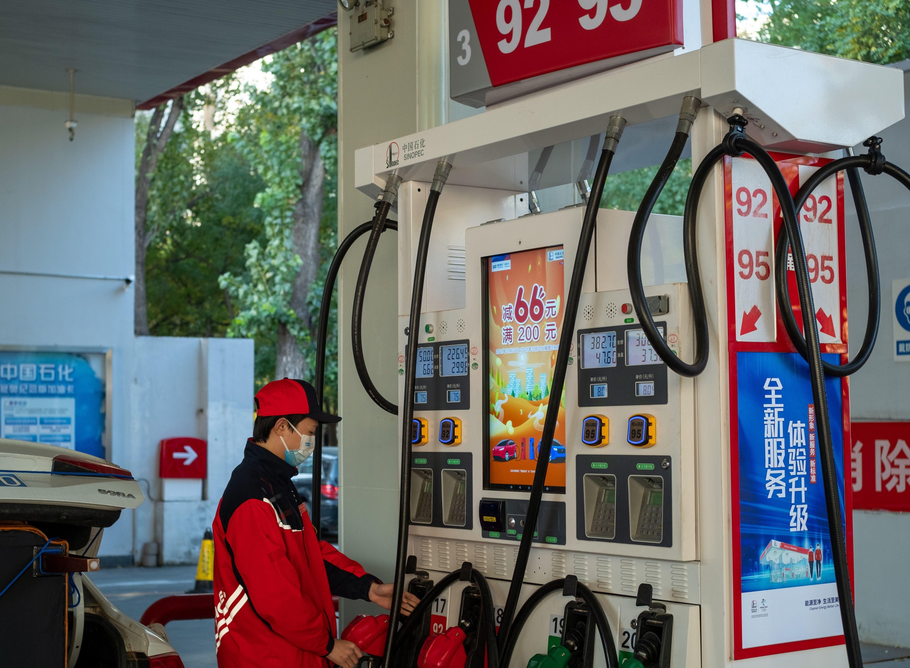 Reuters: Sancțiunile occidentale au făcut ca grupul chinez de stat Sinopec să suspende discuțiile privind proiectele cu Rusia