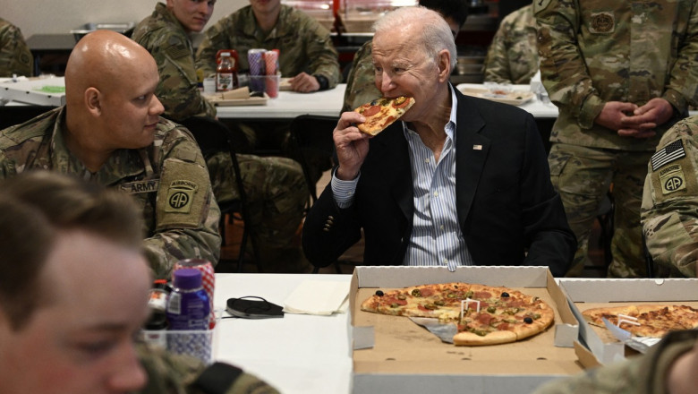 Joe Biden a mâncat pizza și și-a făcut selfie cu militarii americani din Polonia