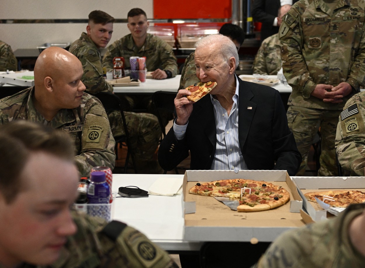 FOTO & VIDEO Joe Biden a mâncat pizza și și-a făcut selfie cu militarii americani din Polonia