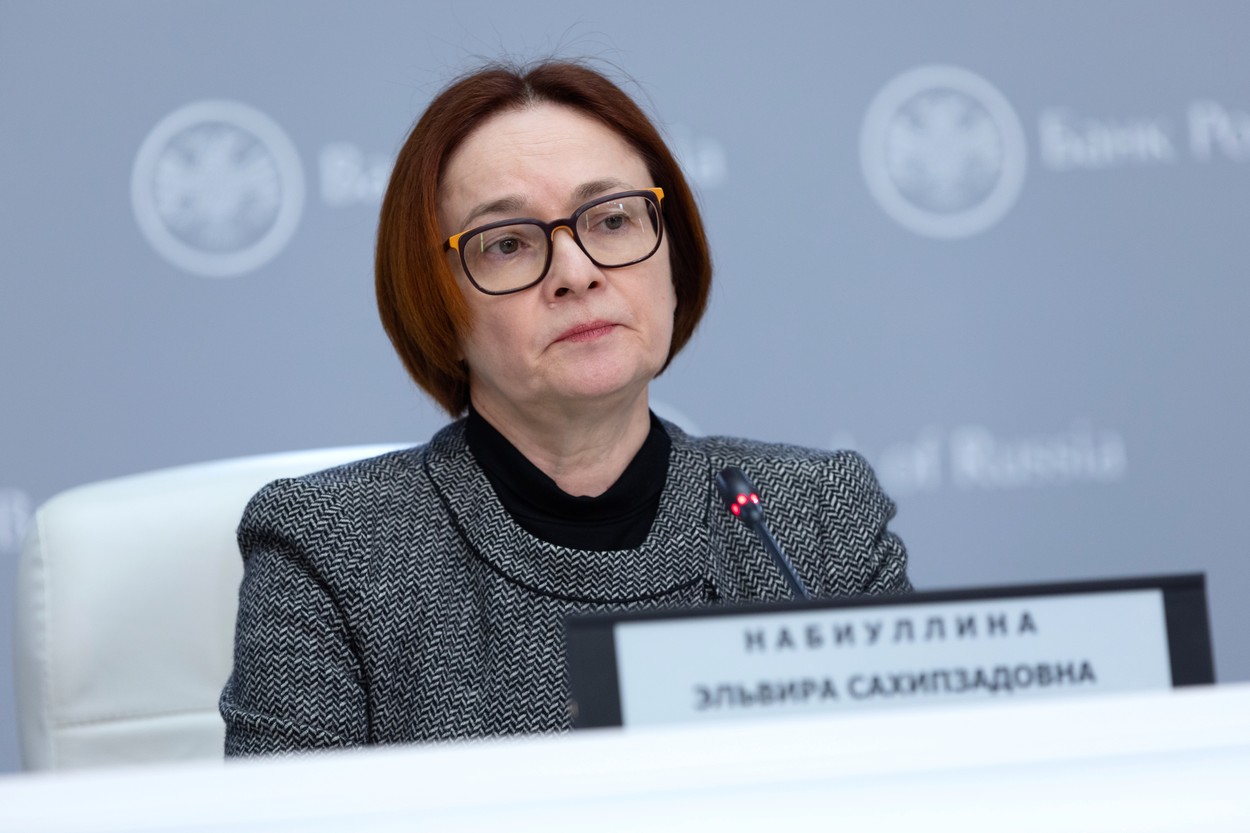 Șefa Băncii Centrale din Rusia vrea să demisioneze, dar Putin nu îi dă voie. Cine este femeia care comunică prin intermediul broșelor