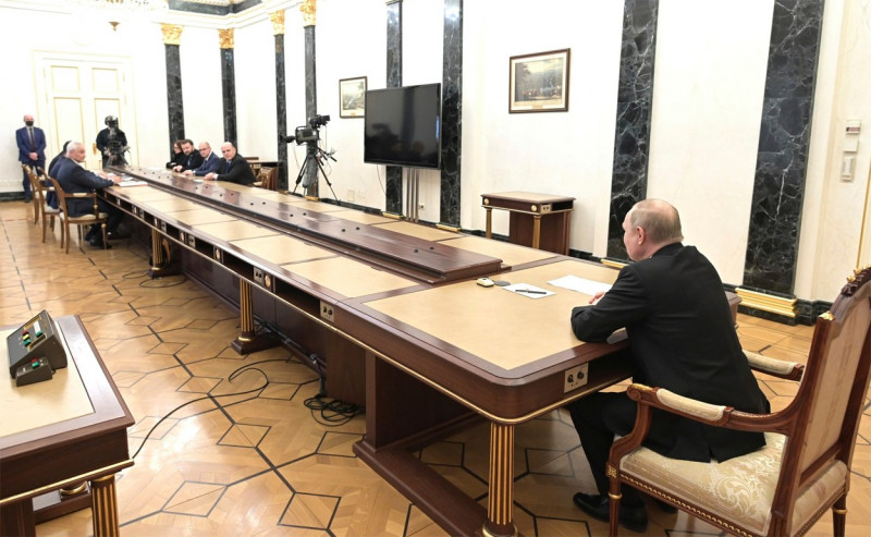 Russian President Putin Chairs Meeting on the Economy