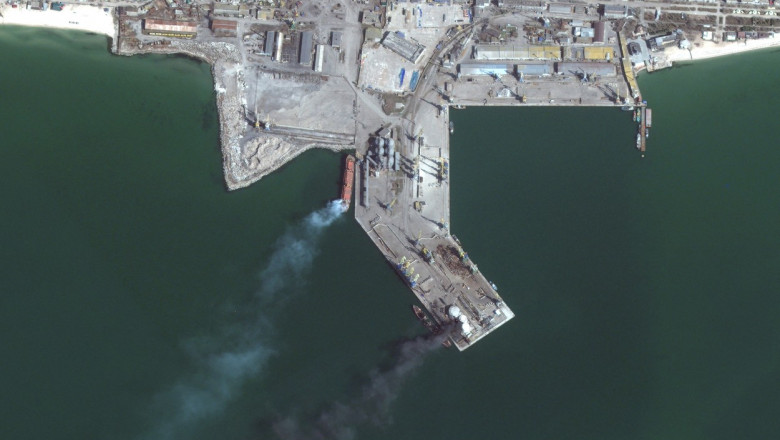Imagini din satelit cu nava rusă distrusă de ucraineni în portul Berdiansk