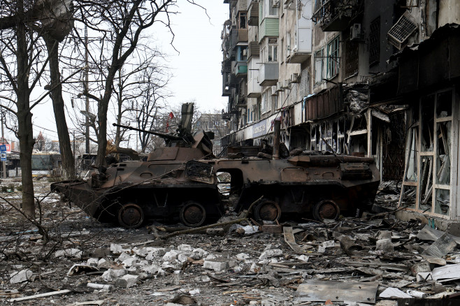 trupele de invazie ale lui Putin continuă să asedieze orașe ucrainene importante, dar se feresc de lupte urbane pe scară largă.