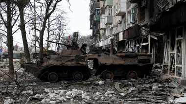 trupele de invazie ale lui Putin continuă să asedieze orașe ucrainene importante, dar se feresc de lupte urbane pe scară largă.