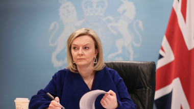 liz truss sta la birou si semneaza niste documente