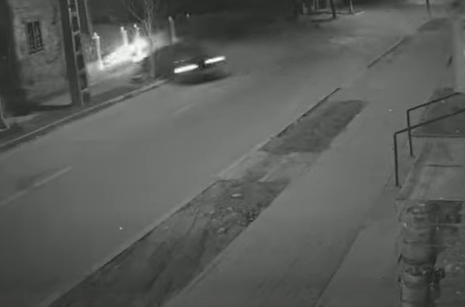 VIDEO. Momentul în care un adolescent beat și fără permis se izbește cu mașina de un stâlp