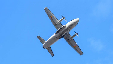 Avion C-27 J Spartan vin zbor, vazut de dedesubt