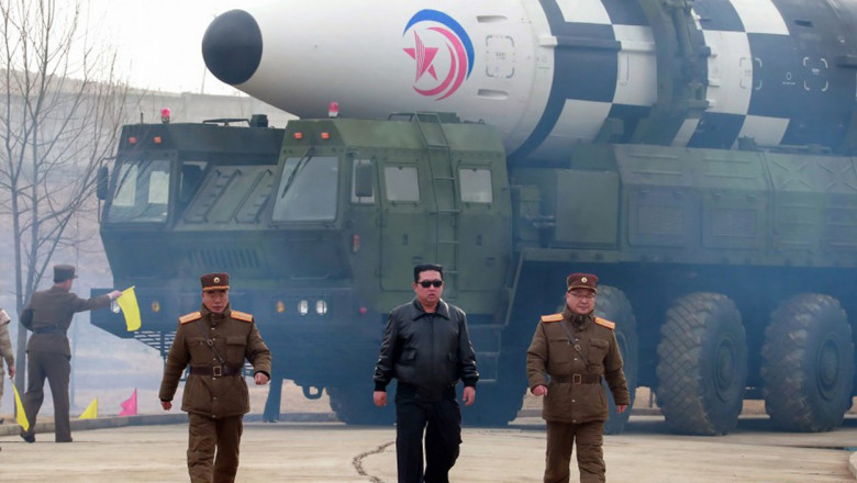 Kim Jong Un alaturi de doi militari în filmul de la ultima lansare de rachetă a Phenianului.