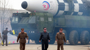 Kim Jong Un alaturi de doi militari în filmul de la ultima lansare de rachetă a Phenianului.