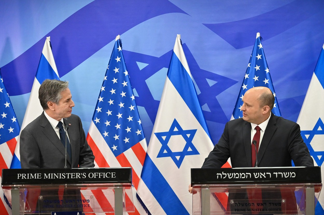 Premierul israelian Naftali Bennett, testat pozitiv la COVID-19. Antony Blinken va fi testat și el, după ce s-au întâlnit duminică
