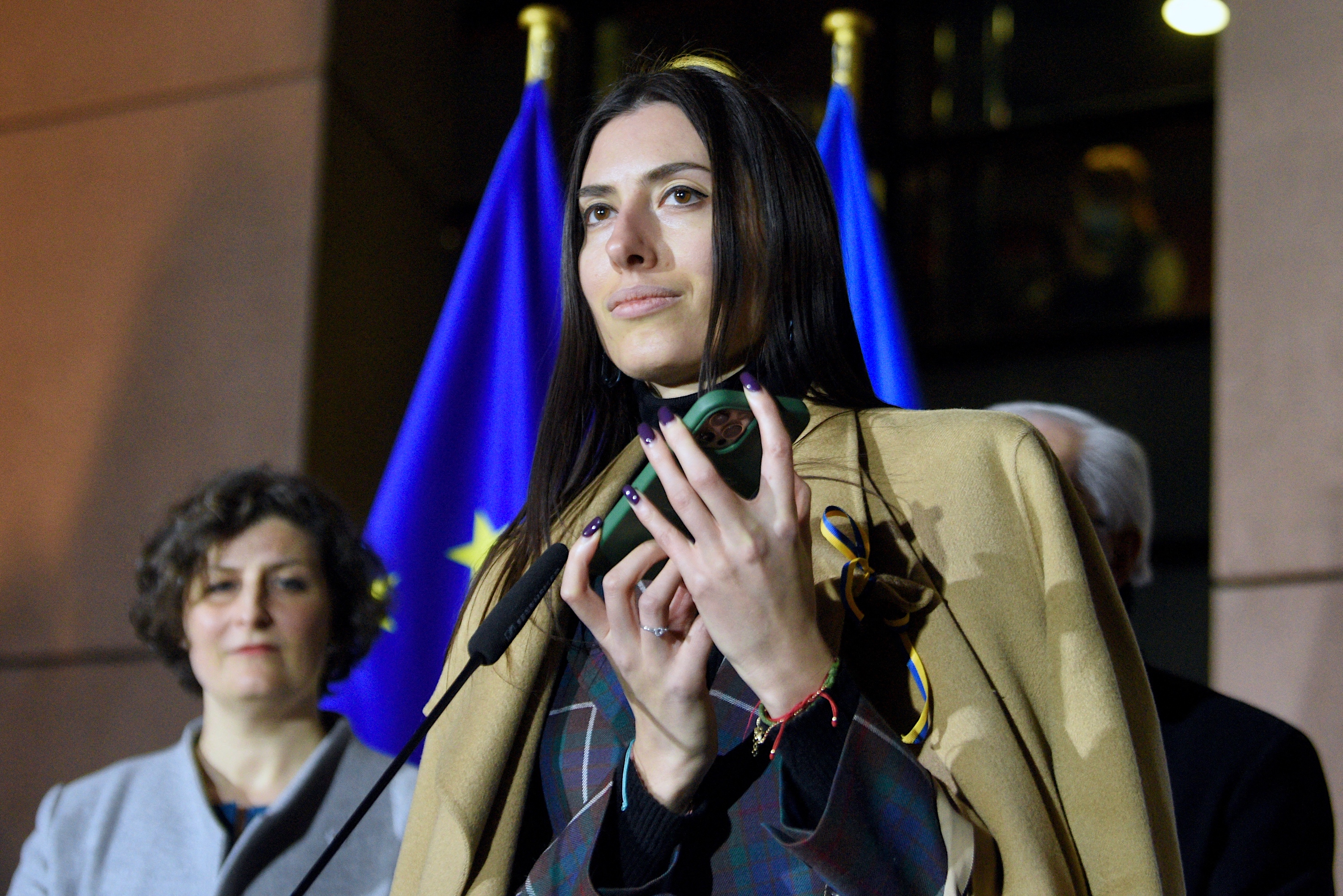 Soldații ruși violează femei ucrainene după ce le ucid soții, spune o deputată de la Kiev