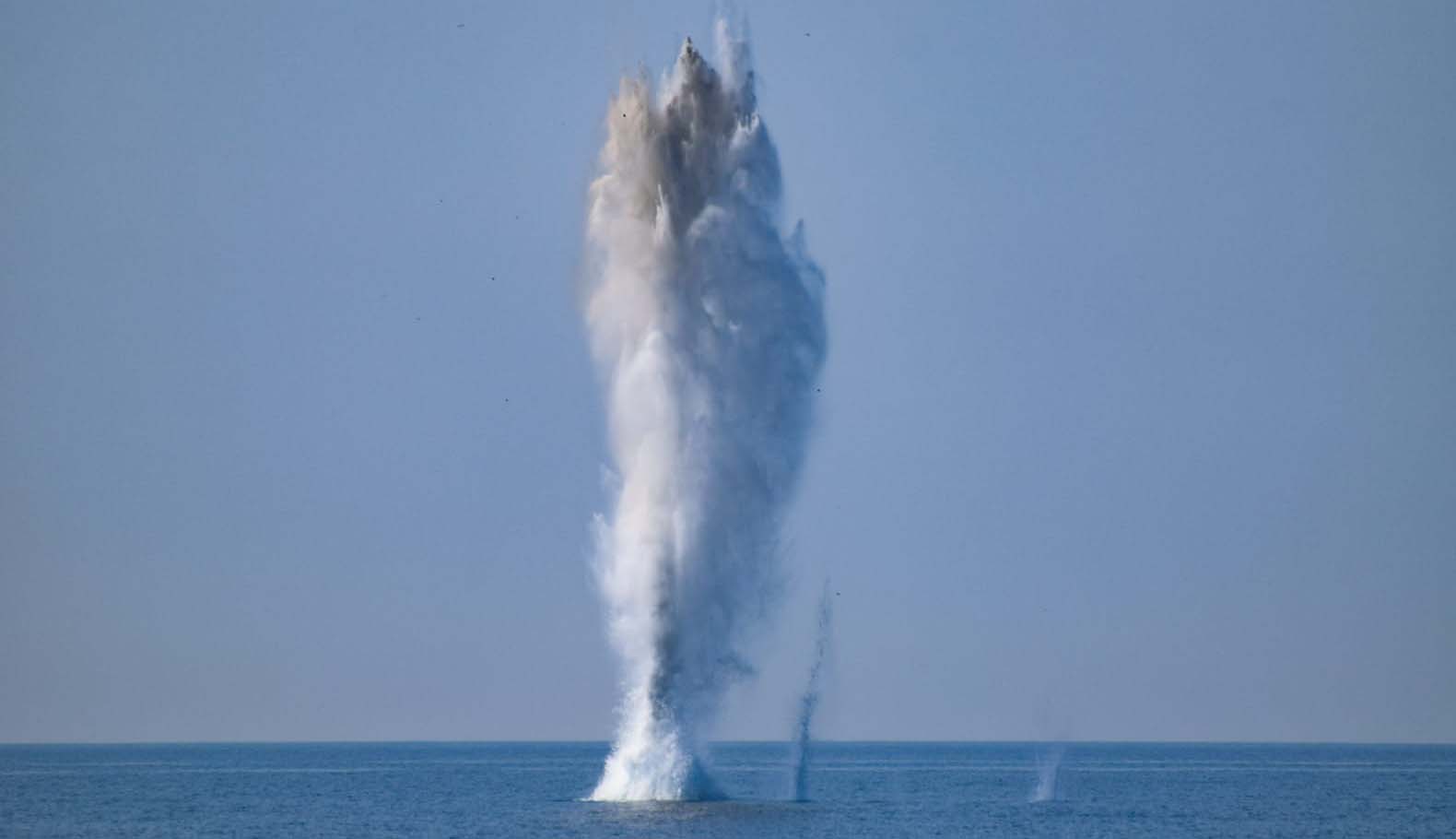 Imagini de la detonarea minei găsite luni plutind în derivă, în Marea Neagră. Dispozitivul conținea 20 kg de TNT