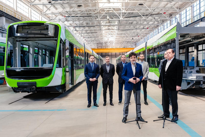 Primarul general Nicușor Dan a vizitat luni fabrica de tramvaie Astra Vagoane Călători Arad