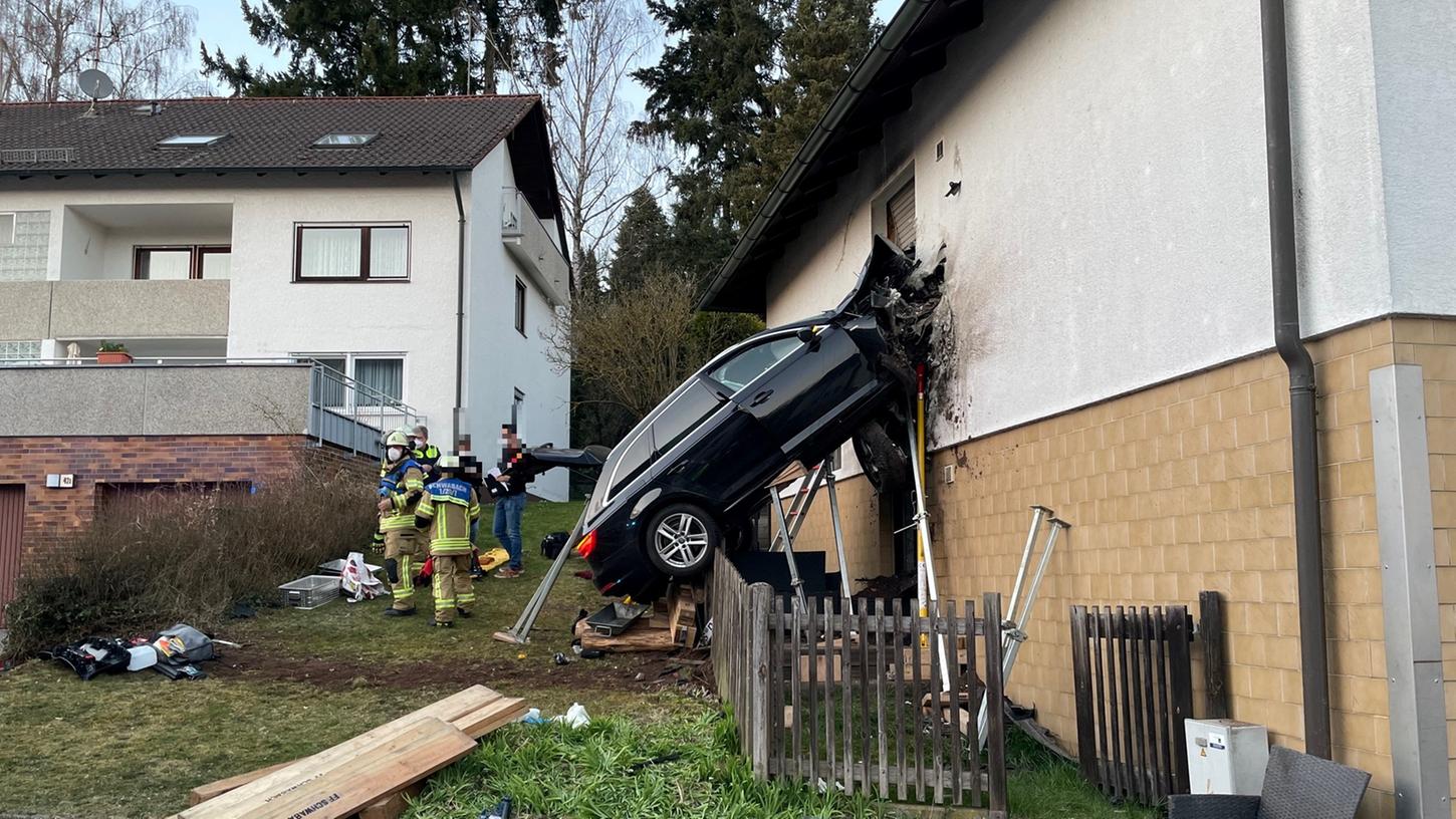 Un șofer care conducea cu viteză a ieșit de pe stradă și s-a înfipt cu mașina în primul etaj al unei case, în Germania