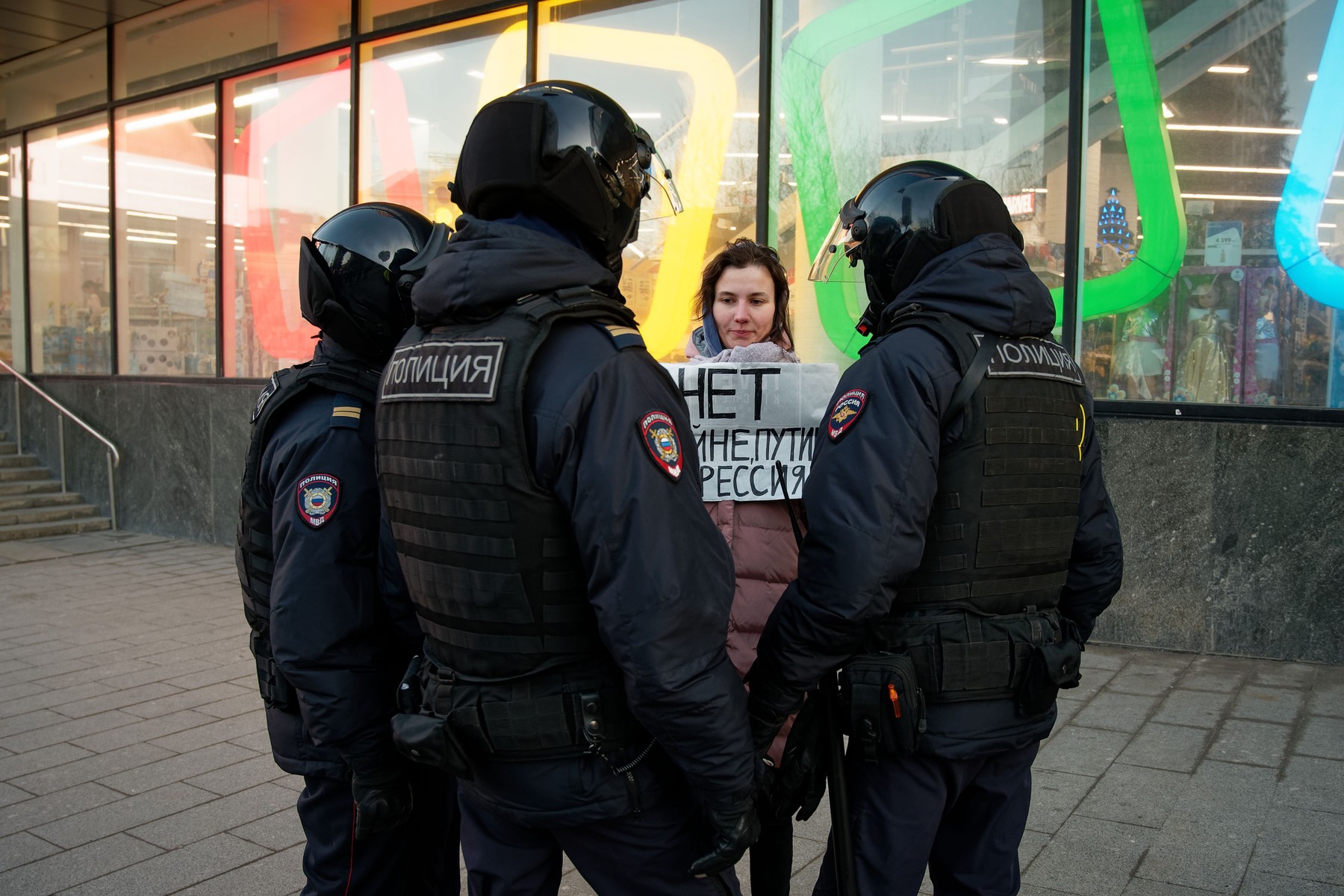 BBC: Tot mai mulți ruși cu opinii anti-război au devenit ținte ale huliganilor pro-Kremlin