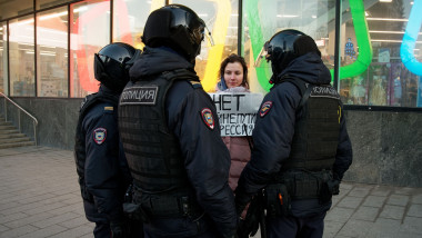 Protestatar anti-război flancat de jandarmi la Moscova
