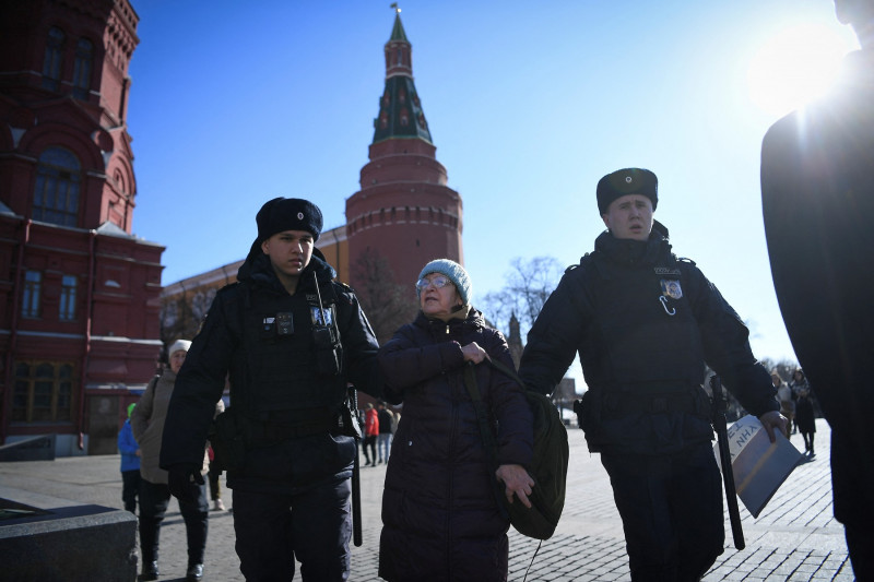 Tot mai mulți ruși cu opinii anti-război au devenit ținte ale huliganilor pro-Kremlin