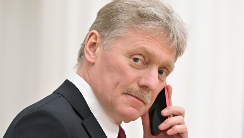 purtătorul de cuvânt al Kremlinului, Dmitri Peskov vorbeste la telefon