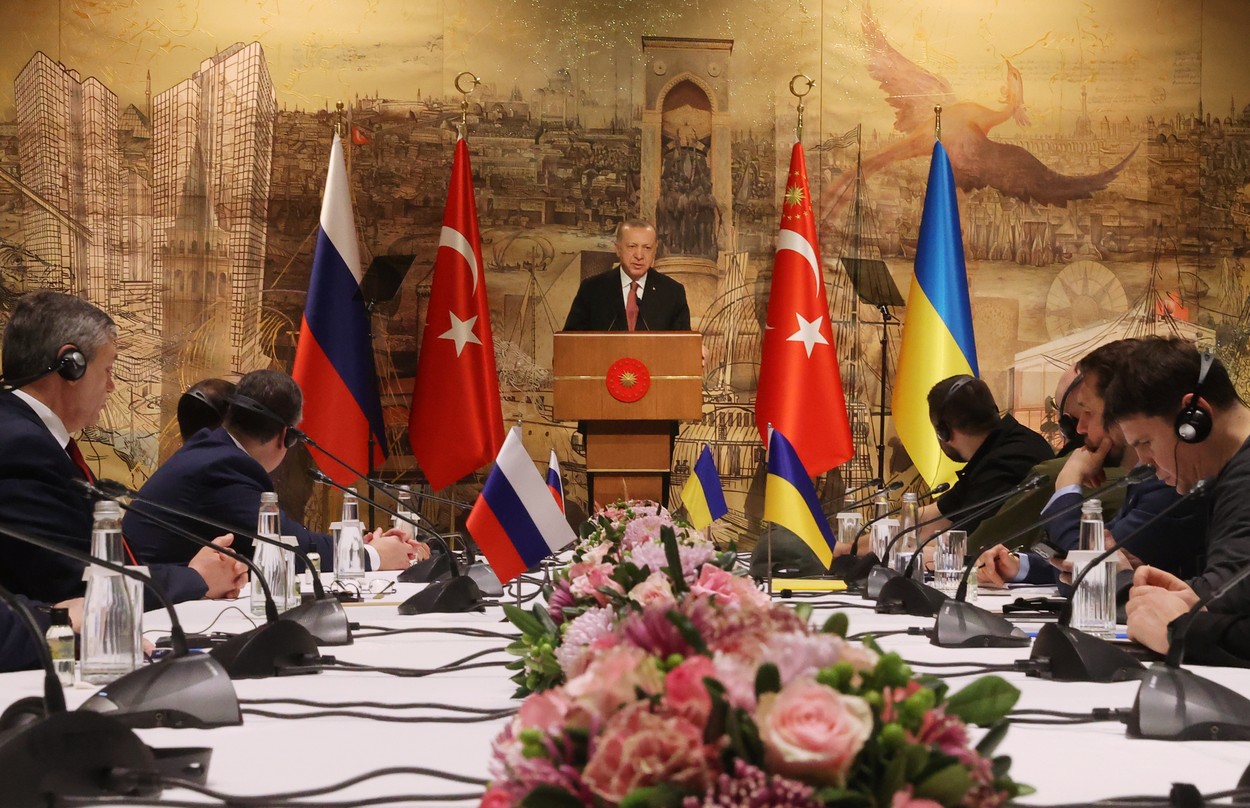 Cum reușește Turcia să ajute și Ucraina, și Rusia, fără să supere prea tare pe niciuna dintre ele